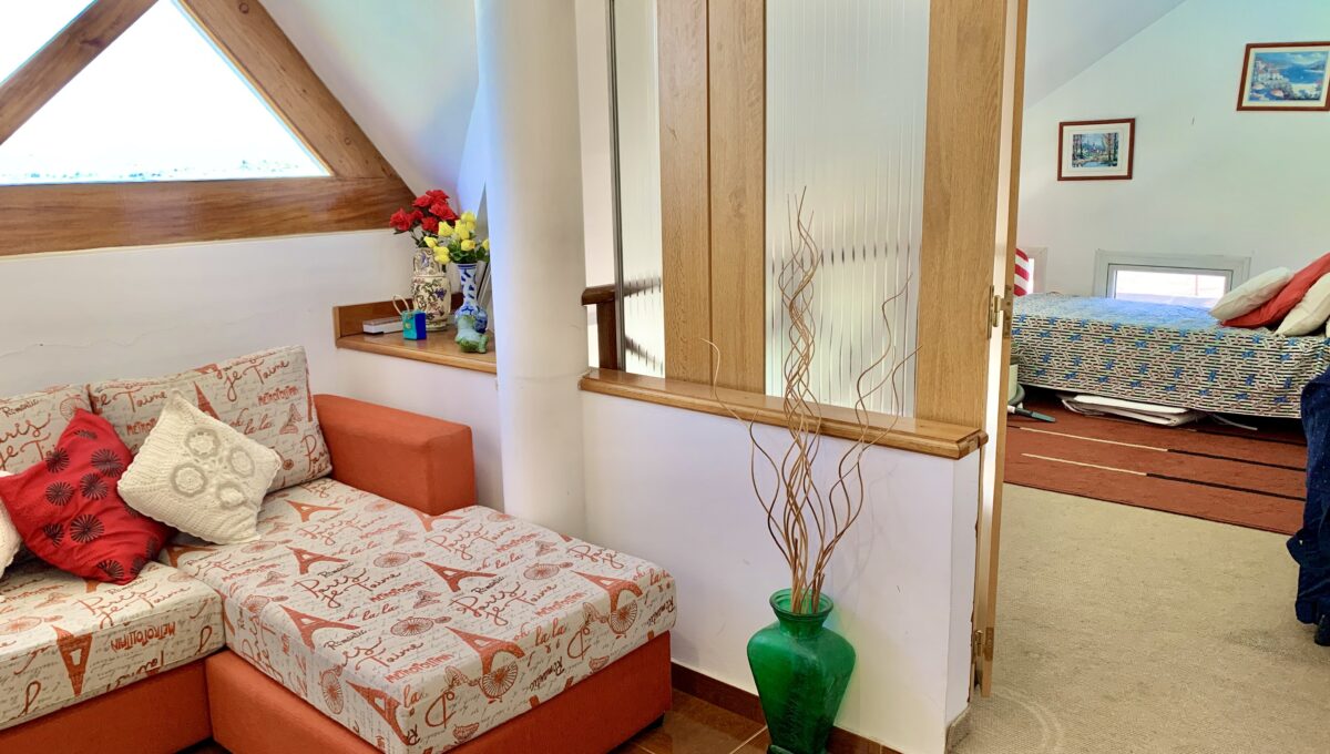 B2AC2D1A-F51C-43F2-9C37-CB6BB03E4889_1_201_a